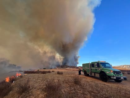 Más de 1.500 bomberos, respaldados por helicópteros y brigadas terrestres, trabajan en la contención del Hughes Fire