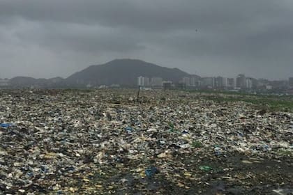 Más de 16 millones de toneladas de desechos forman la montaña de basura de Deonar, ocho de ellas repartidas en una extensión de 121 hectáreas