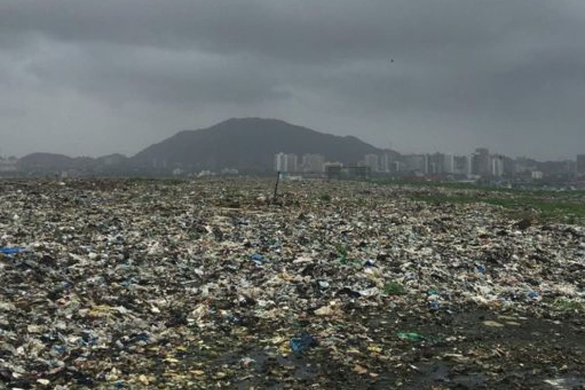 Más de 16 millones de toneladas de desechos forman la montaña de basura de Deonar, ocho de ellas repartidas en una extensión de 121 hectáreas.