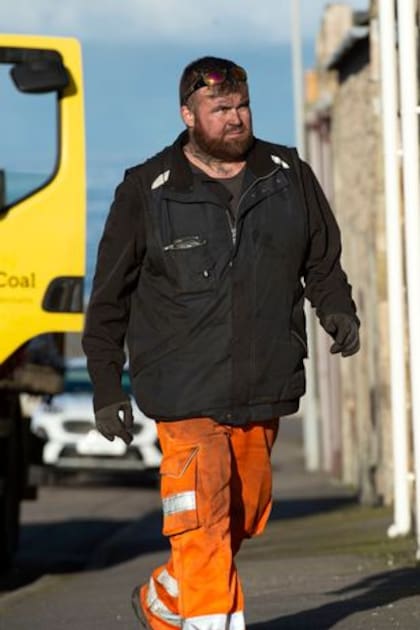 Más de 20 años después de ganarse la lotería, Michael Carroll trabaja como repartidor de carbón en Escocia