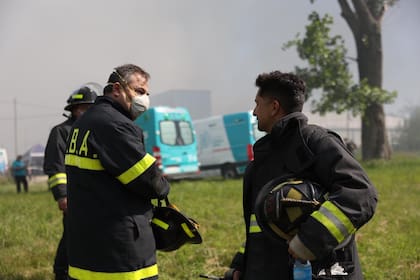 Más de 20 dotaciones de bomberos trabajan para contener las llamas