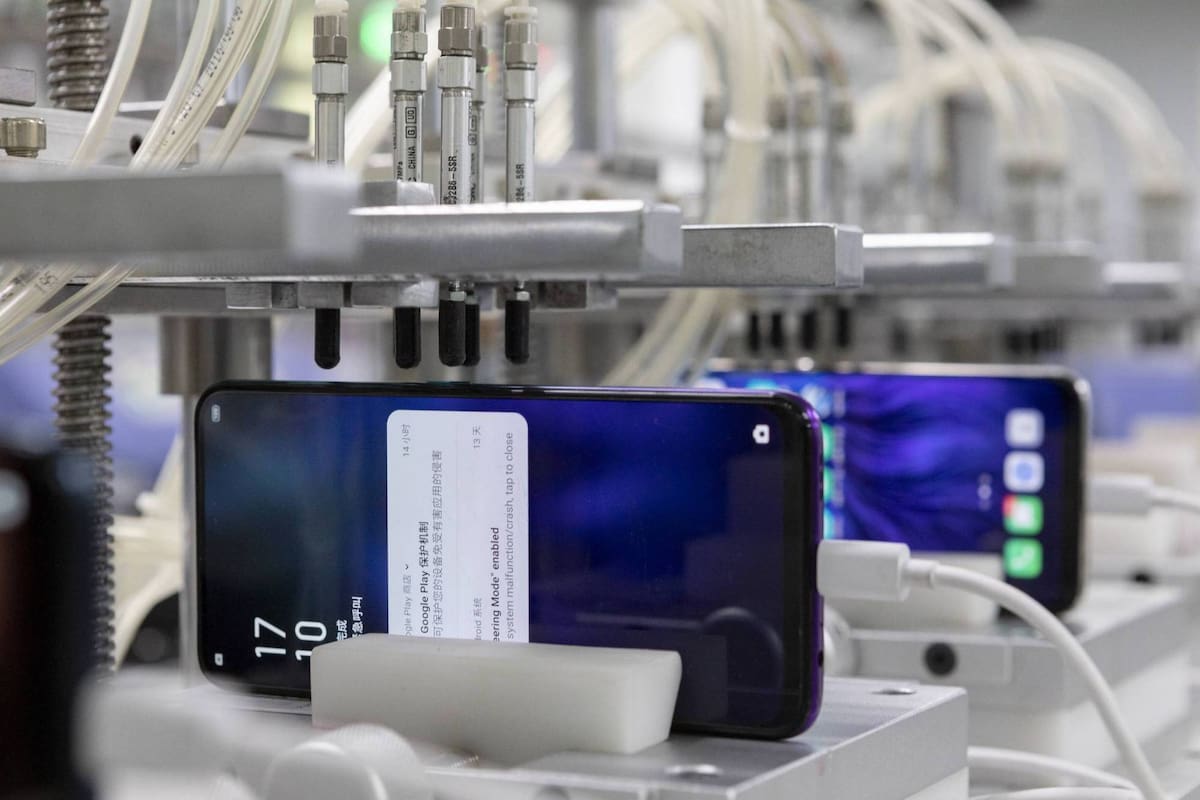 Más de 20.000 empleados trabajan allí junto con miles de robots las 24 horas del día para producir 200.000 móviles diarios. Entramos en la planta de Oppo de Dongguan, la ciudad del noroeste de China en la que se fabrica uno de cada cinco de los ‘smartphones’ del mundo