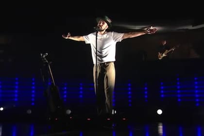 En sus conciertos, Abel Pintos despliega la actitud de una estrella en el marco de una puesta en escena muy cuidada y de alto impacto