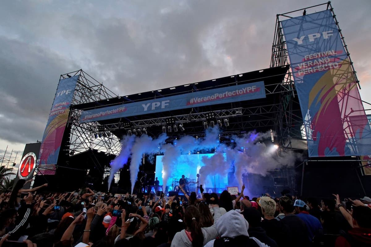 Más de 25 mil personas disfrutaron de la mejor música en la primera edición del Festival Verano Perfecto YPF, que contó con los shows en vivo de Babasónicos, Los Cafres, Airbag, Louta, La Delio Valdez, Natalie Perez, Juan Ingaramo, Cafundo y Silvina Moreno en Mar del Plata y Pinamar.