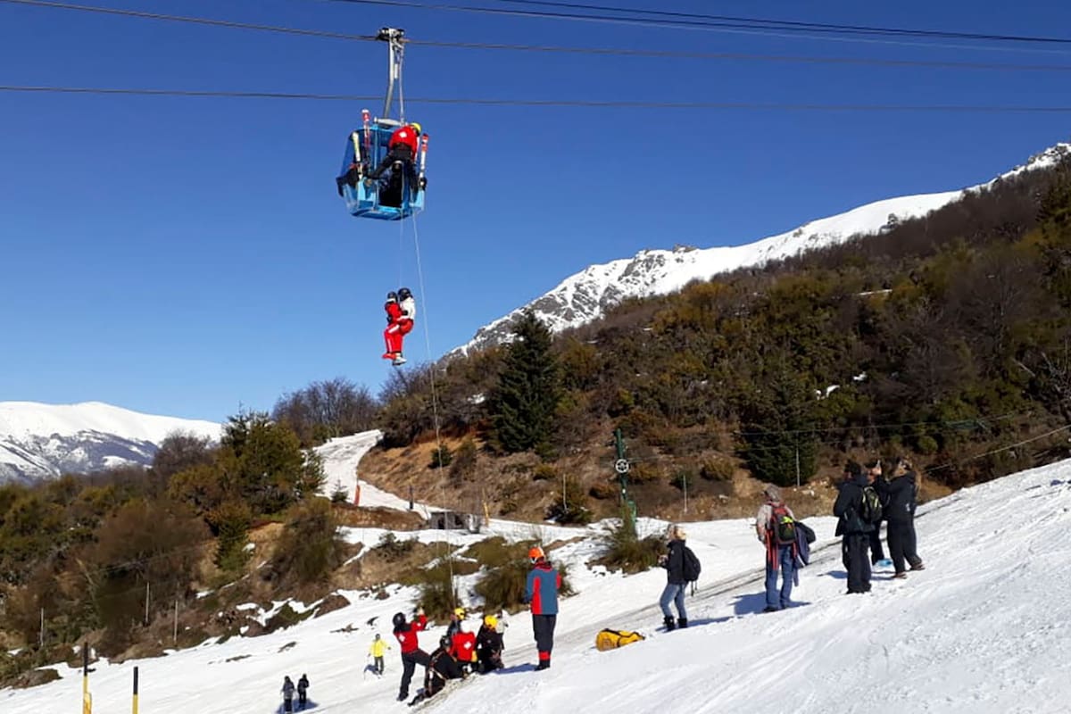 Más de 250 personas debieron ser evacuadas en el Cerro Catedral por un desperfecto técnico en las telecabinas