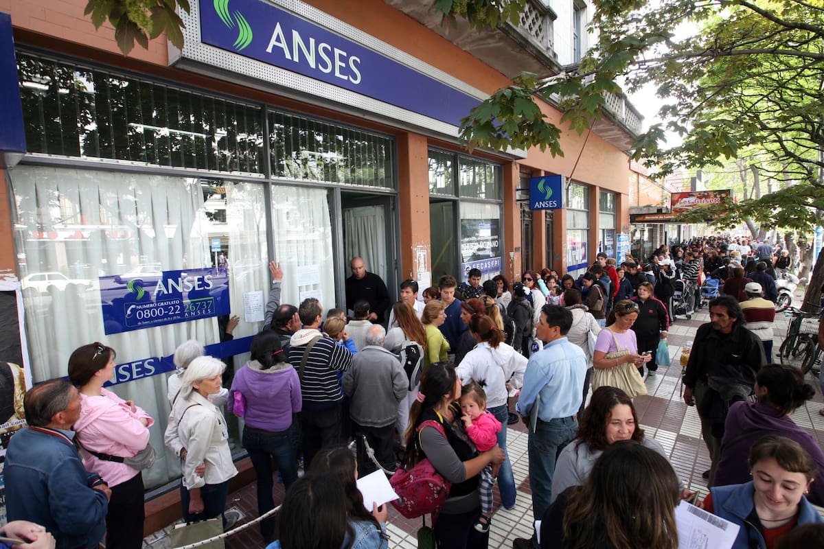 Mas de 3 cuadras de cola en la puerta del Anses Mar del Plata para tramitar la Asignacion Universal por hijo.