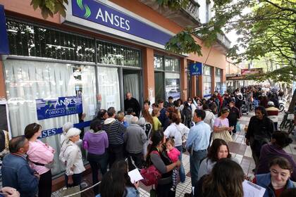Mas de 3 cuadras de cola en la puerta del Anses Mar del Plata para tramitar la Asignacion Universal por hijo.