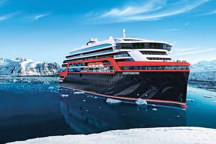 Más de 30 pasajeros y tripulantes dieron positivo de Covid-19 a bordo de un barco de la naviera Hurtigruten, en Noruega