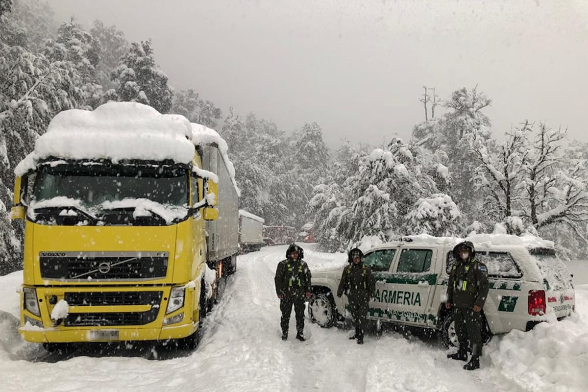 Más de 300 autos quedaron varados en la ruta y los principales accesos a la ciudad se encuentran cortados