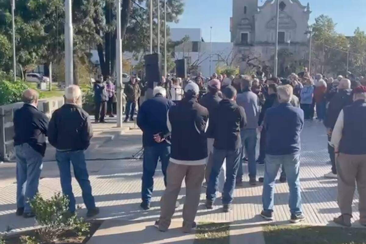 Más de 300 productores y vecinos, con el apoyo de la Sociedad Rural local, se convocaron en la plaza principal de la ciudad bonaerense de Carlos Casares para visibilizar su reclamo ante el estado deplorable de los caminos rurales del partido