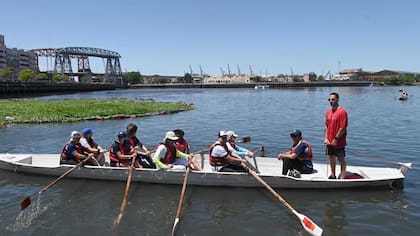 Más de 300 remeros navegaron 12 km en el Riachuelo por "la recuperación del río" en noviembre del año pasado