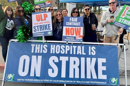 Más de 31.000 enfermeros y profesionales de la salud afiliados a UNAC/UHCP iniciaron una huelga simultánea en dos docenas de hospitales de Kaiser Permanente