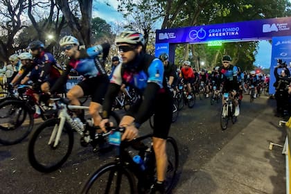 Más de 3500 ciclistas participarán este domingo de una nueva edición del Gran Fondo Buenos Aires, una competencia que recorrerá avenidas y autopistas porteñas con cortes temporales de tránsito