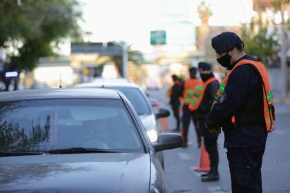 Más de 3.500 efectivos realizan los controles en 400 puestos, entre fijos y móviles, en toda la provincia.