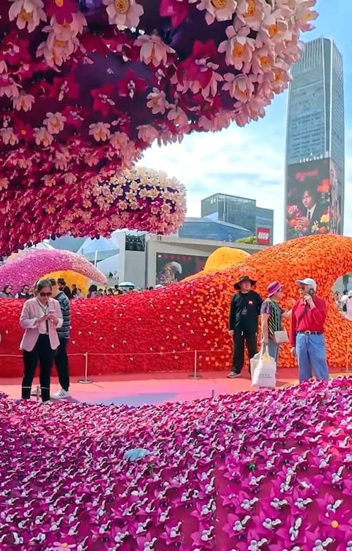 Mas de 380 mil legos crearon un paisaje que simula una ola de mas de 30 metros de alto y 800 metros cuadrados de expansión