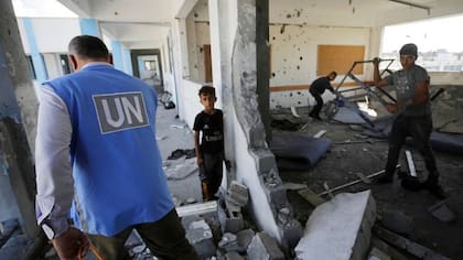 "Más de 40 escuelas y otros edificios de UNRWA resultaron dañados durante este conflicto". Hasta el martes 67 trabajadores de la agencia habían muerto