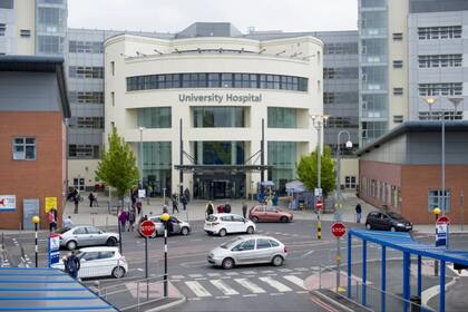 Más de 40 pacientes han emprendido acciones legales contra el Hospital Universitario de Coventry, en el centro de Inglaterra