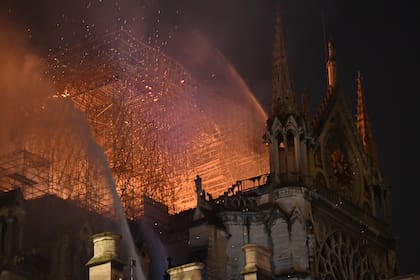 Más de 400 bomberos combaten el fuego