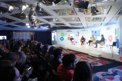 Más de 400 invitados colmaron el auditorio del Hotel Four Seasons