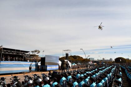 Más de 4.200 cadetes juraron hoy a la bandera nacional tras un desfile de las distintas divisiones de la Policía bonaerense en el partido de Vicente López