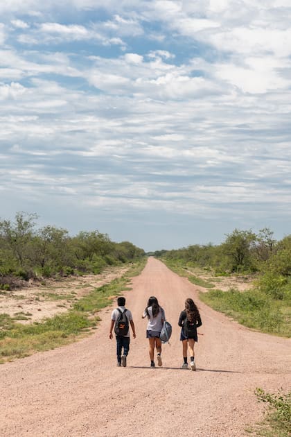 Más de 450 alumnos pudieron sostener sus estudios en la secundaria gracias a los transportes de Adobe
