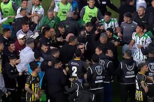 Empujones y trompadas en Chicago-Almirante Brown, y el infiltrado que terminó ensangrentado