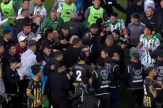 Empujones y trompadas en Chicago-Almirante Brown, y el infiltrado que terminó ensangrentado