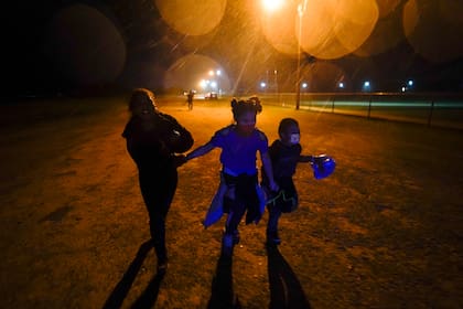 Más de 600 mil menores cruzaron la frontera sur de Estados Unidos sin un padre o tutor (AP Foto/Gregory Bull, Archivo)