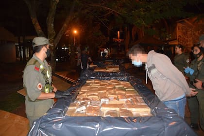 Más de 6.000 "ladrillos" de marihuana iban ocultos dentro de cajones, con un peso que supera las cinco toneladas