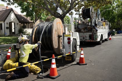 Más de 75 cuadrillas están en las calles para resolver los cortes, aunque más de 24 horas después más de diez mil clientes continúan sin luz