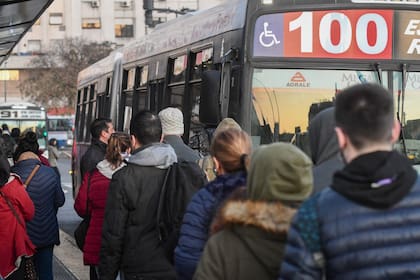 Más de cien líneas de colectivos de la ciudad de Buenos Aires y el conurbano bonaerense continúan con la reducción en las frecuencias del servicio en reclamo por el retraso en el pago de subsidios de las tarifas