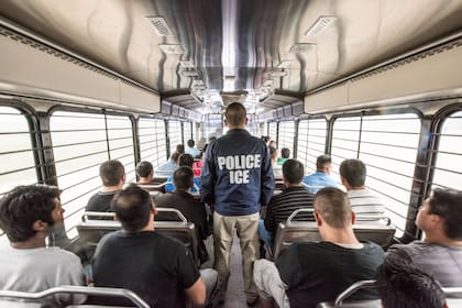 Más de dos millones de inmigrantes indocumentados salieron de EE.UU., según el informe oficial del DHS