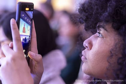 Más de la mitad de la Generación Z en Estados Unidos utiliza herramientas de inteligencia artificial de forma habitual, según un estudio de Gallup