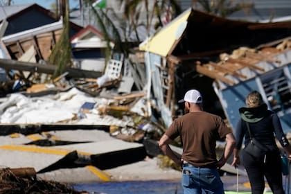 Más de un centenar de muertes han sido contabilizadas en Florida tras el paso del huracán Ian, entre ellas hay historias de ahogamientos, suicidios y falta de medicamentos 

(AP Foto/Gerald Herbert)