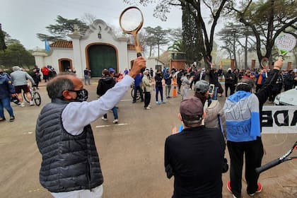 Más de un centenar de personas reclamaron frente a la Quinta de Olivos para que se habilite la práctica de deportes individuales
