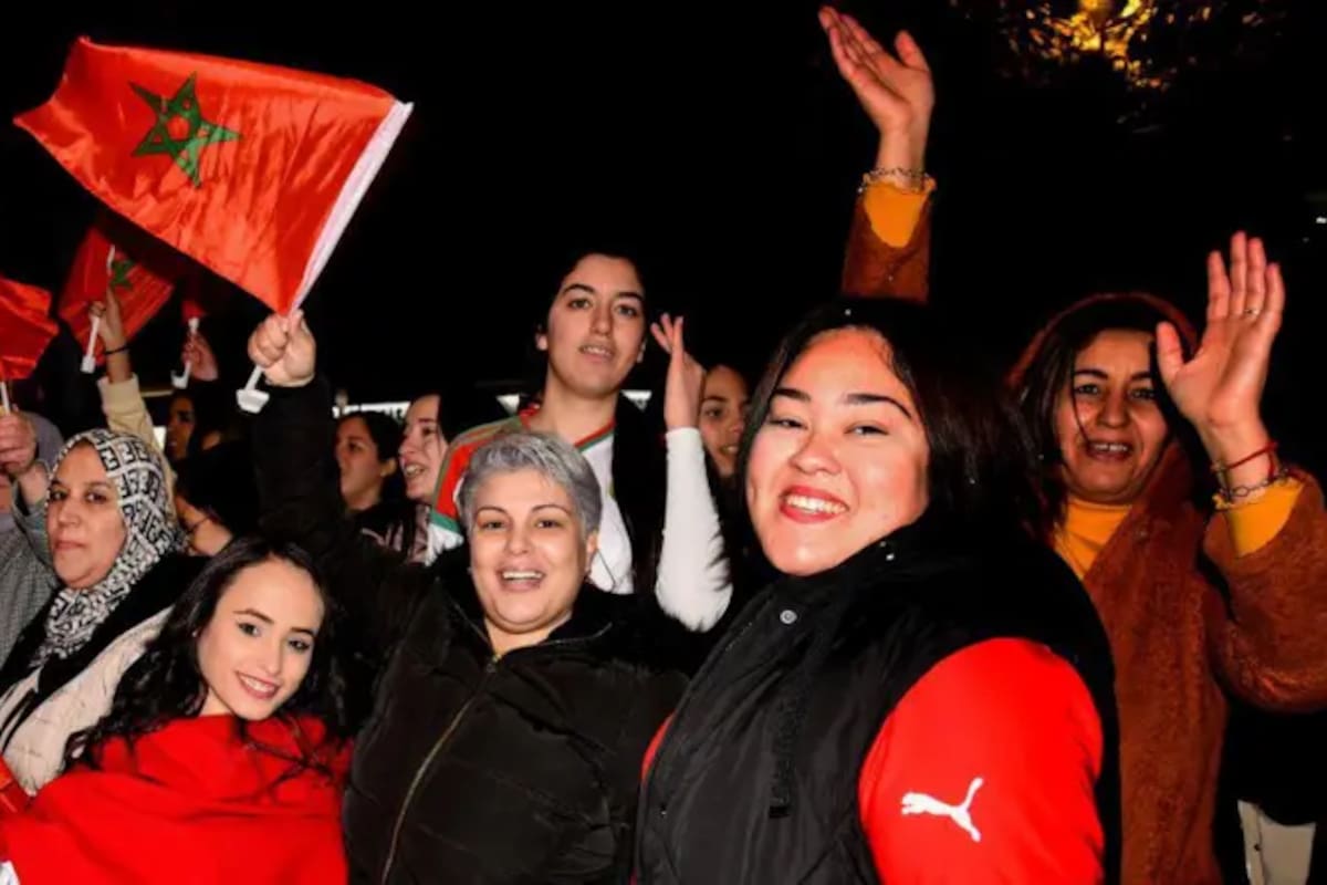 Más de un millón de marroquíes viven en España, como estas mujeres que celebraban el pase de la selección de Marruecos al mundial de Qatar de 2022 en las calles de El Vendrell, en Cataluña