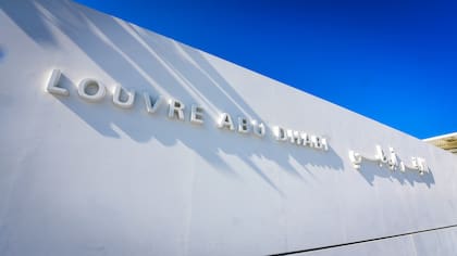 Más de una década en desarrollo, el Louvre Abu Dhabi abre sus puertas esta semana, llevando el famoso nombre al mundo árabe por primera vez. Actualmente, el museo tiene 600 obras de arte que adquirió, junto con otras 300 prestadas por 13 instituciones francesas