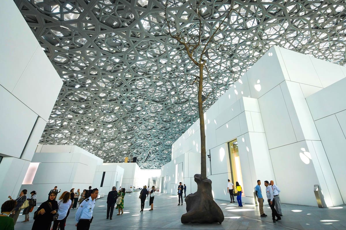 Más de una década en desarrollo, el Louvre Abu Dhabi abre sus puertas esta semana, llevando el famoso nombre al mundo árabe por primera vez. Actualmente, el museo tiene 600 obras de arte que adquirió, junto con otras 300 prestadas por 13 instituciones francesas