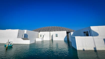 Una vista general muestra parte del Museo Louvre Abu Dhabi diseñado por el arquitecto francés Jean Nouvel