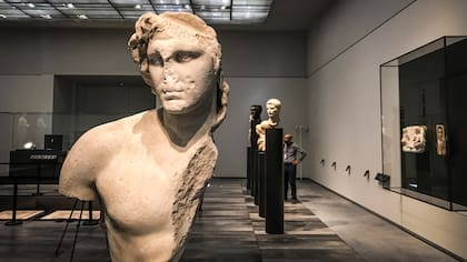 Más de una década en desarrollo, el Louvre Abu Dhabi abre sus puertas esta semana, llevando el famoso nombre al mundo árabe por primera vez. Actualmente, el museo tiene 600 obras de arte que adquirió, junto con otras 300 prestadas por 13 instituciones francesas