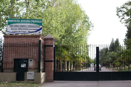 La puerta de entrada al Instituto Próvolo de Luján de Cuyo, Mendoza. El juicio por los abusos y torturas a chicos hipoacusicos comenzará el 5 de agosto
