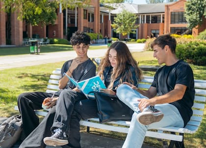 Más del 50% de sus estudiantes de grado acceden al programa de ayuda financiera