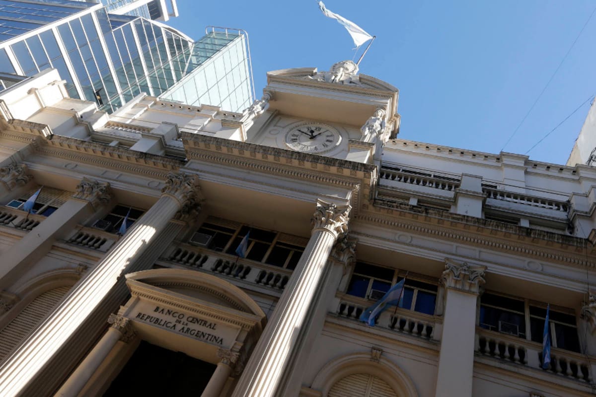 Más emisión monetaria, tasas de interés más bajas y un tipo de cambio "planchado", los escenarios