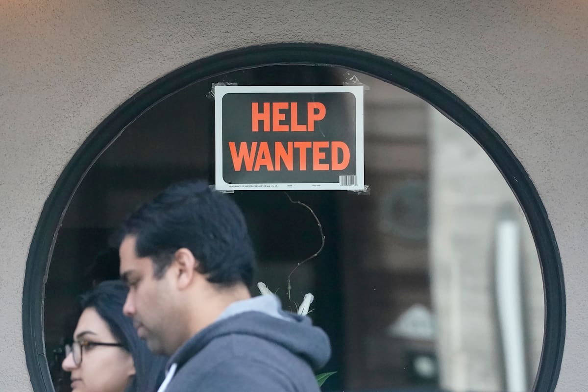 Más estadounidenses solicitan beneficios por desempleo pero cifra sigue baja