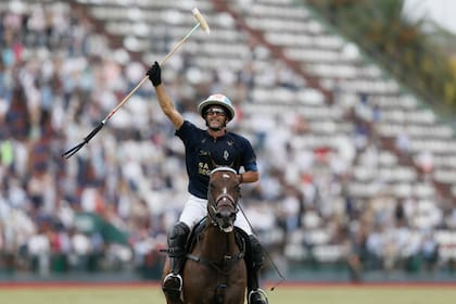 Más hostil que amigable hace 20 años, ahora la platea central de la cancha 1 admira a Cambiaso: le dedicó un largo aplauso luego de uno de los golazos del capitán de La Dolfina a Ellerstina.