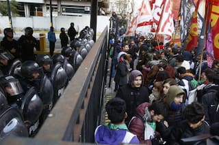 Tensión en la UBA: nuevos incidentes en la puerta del Rectorado y un detenido