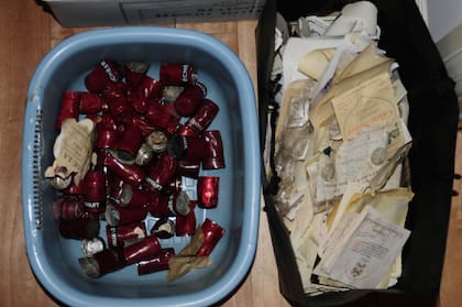 Más "material de trabajo" hallado en la casa de Rudy, durante el allanamiento del FBI