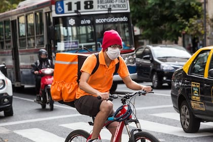 Más movimiento en las calles porteñas y uso obligatorio de barbijos en la ciudad esta semana. Esquina de Pueyrredón y Paraguay.