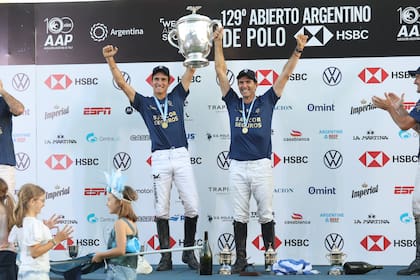 "Más no puedo pedir. Sólo tengo que agradecer", dijo el crack tras acariciar la copa junto a Poroto, su hijo de 17 años.
