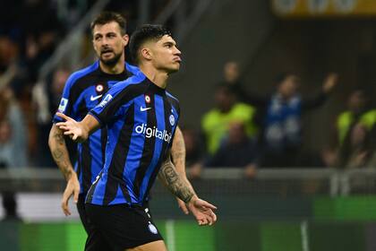"Más o menos", parece decir Correa, en el Giuseppe Meazza.